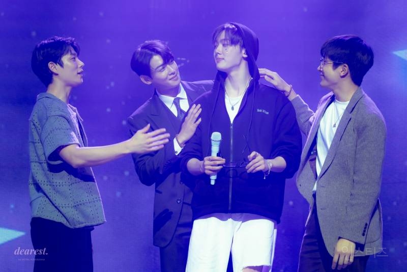 막내 솔로 팬콘에서 모인 아스트로 멤버들.jpg | 인스티즈