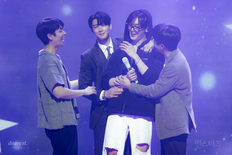 막내 솔로 팬콘에서 모인 아스트로 멤버들.jpg | 인스티즈
