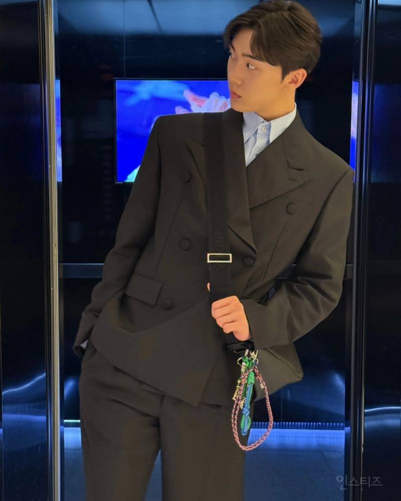 윤산하 x 프라다 인스타그램 업데이트 | 인스티즈