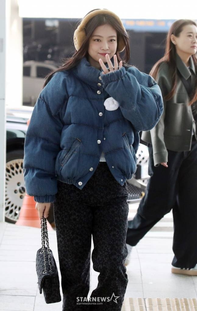 오늘자 귀여운 착장으로 출국한 블랙핑크 제니 | 인스티즈