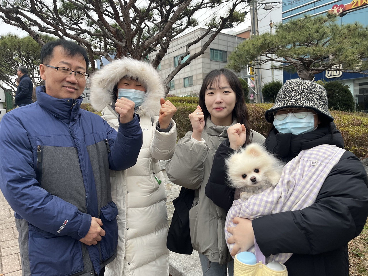 [잡담] 수능 응원하러 온 강아지들 봐 | 인스티즈