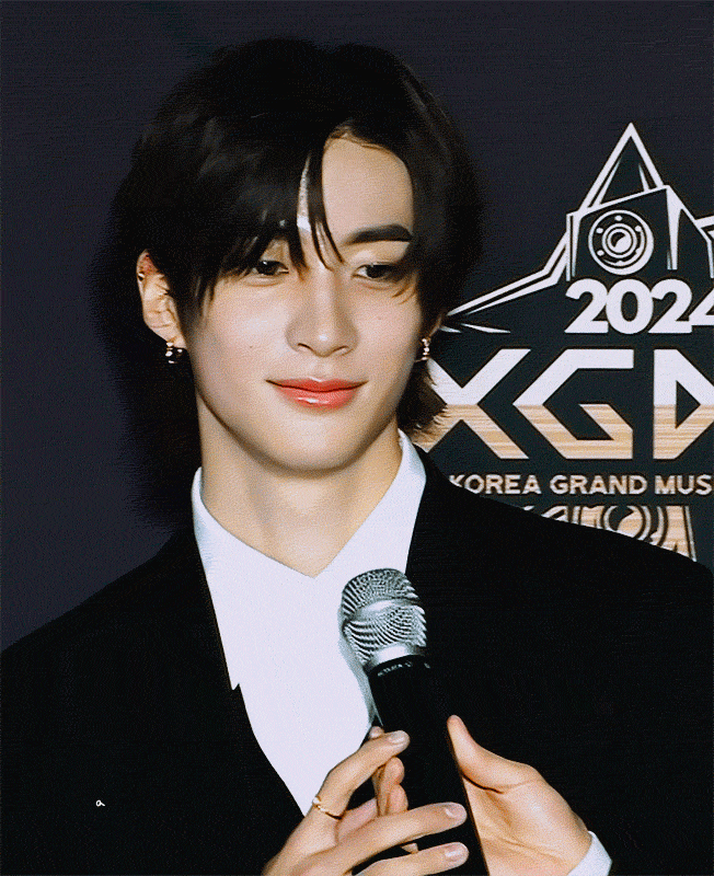 [잡담] 앤톤은 잘생김과 예쁨중 뭐가 더 강한거 같음? | 인스티즈