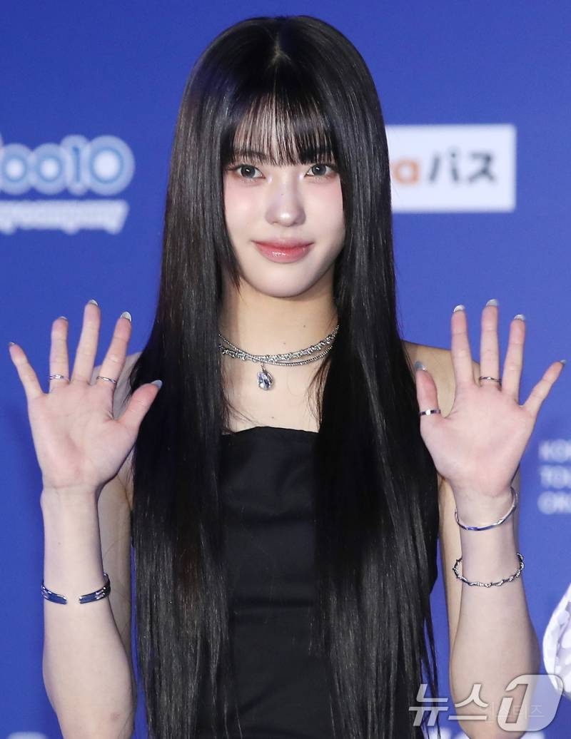 오늘 MAMA 데뷔 앞둔 테디 프로듀싱 걸그룹 이즈나 레드카펫 비주얼 | 인스티즈