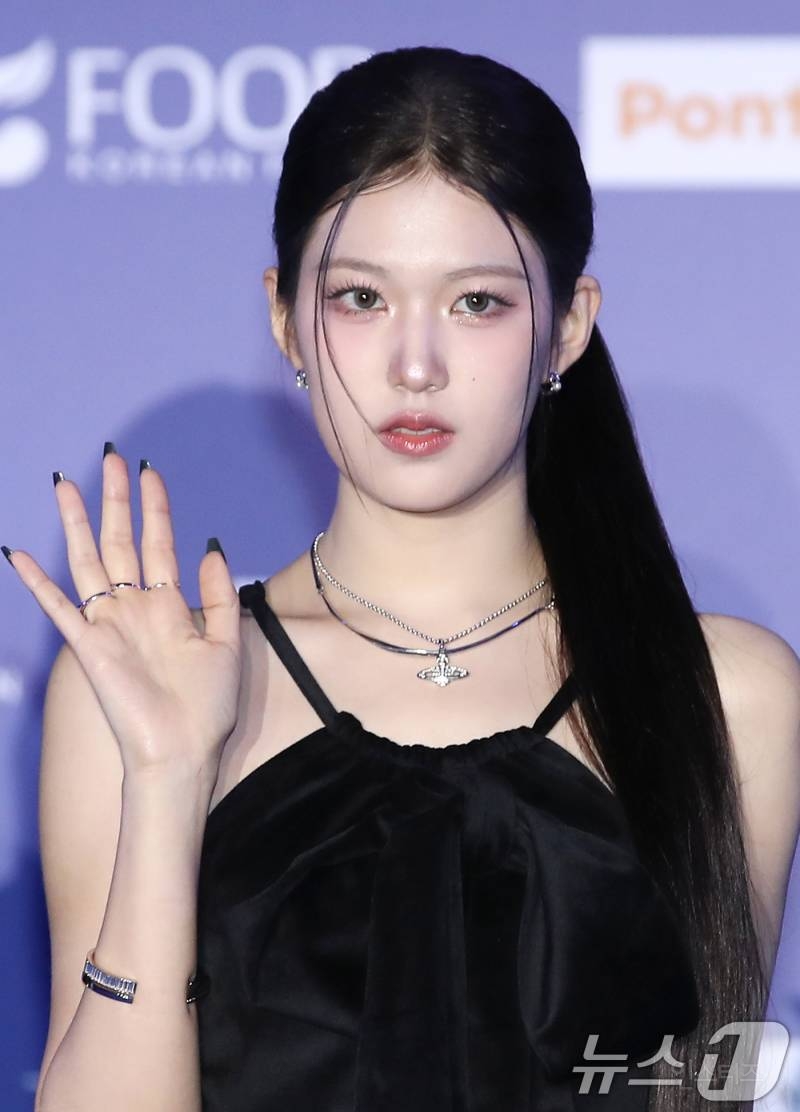 오늘 MAMA 데뷔 앞둔 테디 프로듀싱 걸그룹 이즈나 레드카펫 비주얼 | 인스티즈
