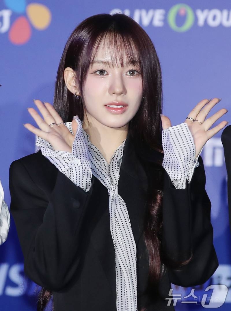 오늘 MAMA 데뷔 앞둔 테디 프로듀싱 걸그룹 이즈나 레드카펫 비주얼 | 인스티즈