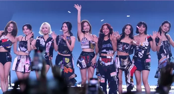 [정보/소식] '트와이스' 멤버들이 공항서 부모님 잃어버린 어린 소녀 만나자 한 뭉클한 행동 | 인스티즈