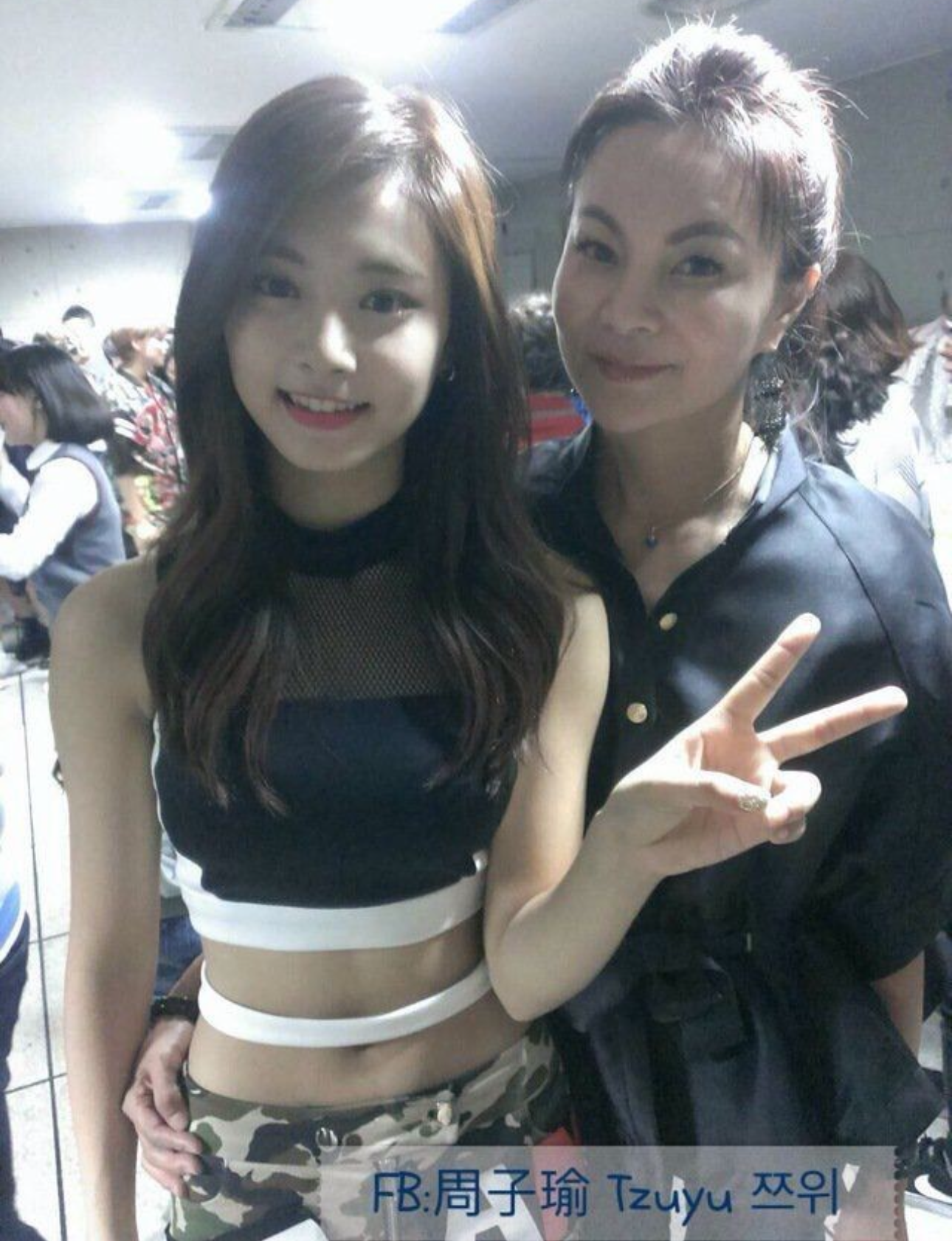 [잡담] 트와이스 쯔위 진짜 어머니 유전자 그대로 물려받았네 | 인스티즈