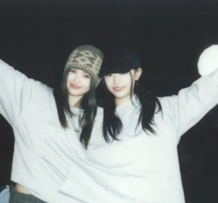 [정보/소식] 다니엘·해린 한 몸→하니·혜인 코믹 모자, 뉴진스 긴급 기자회견 이후 첫 근황 [TEN이슈] | 인스티즈