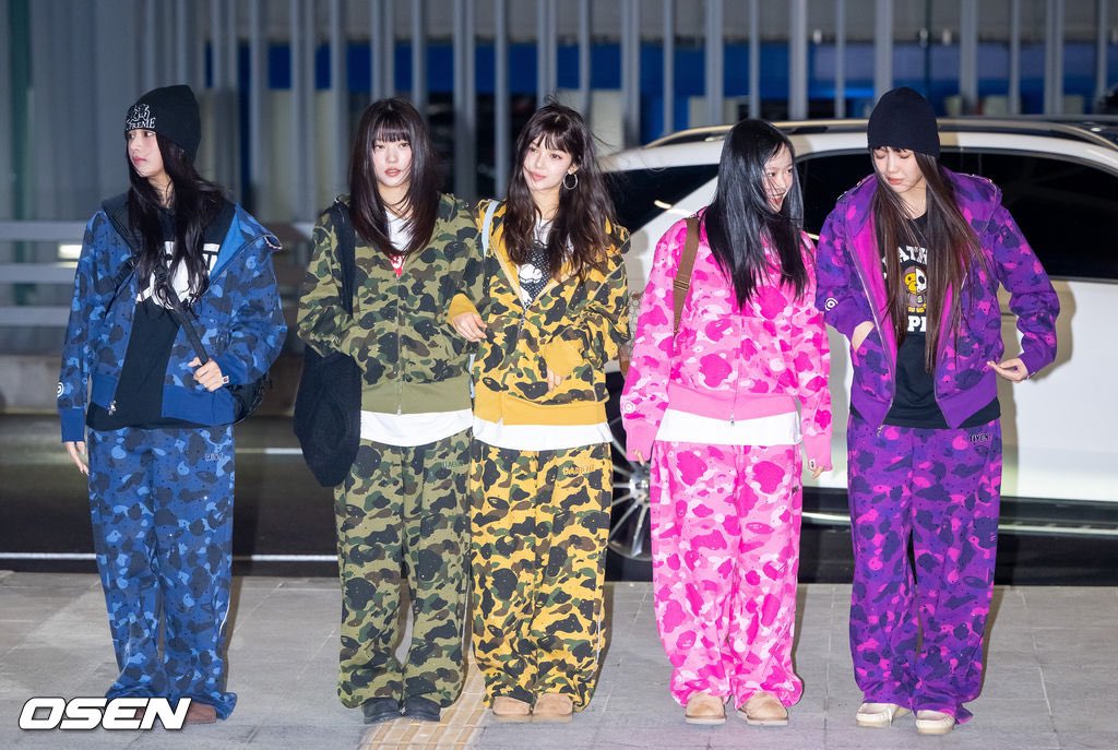 [잡담] 뉴진스 출국길에 베이프 맞춰입은거 힙한데 너무 귀여움 | 인스티즈