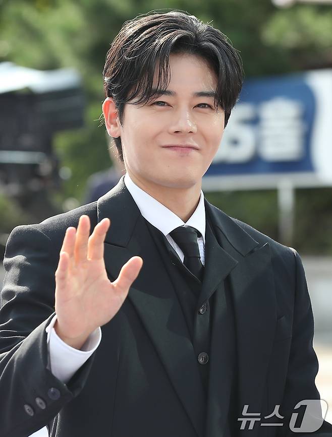 [정보/소식] [단독] 김동준, 골드문과 전속계약 논의…18년 인연 매니저 품으로 | 인스티즈