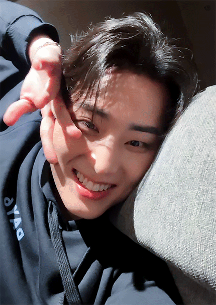 [잡담] 영케이 오빠가 요즘 왜 자꾸 누우시지...🙈 | 인스티즈