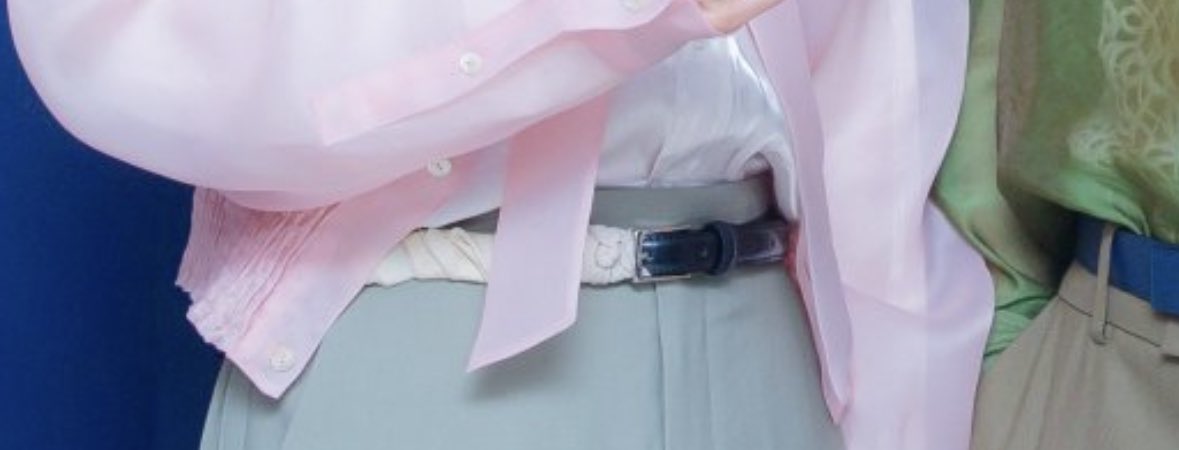 [잡담] 도영이 벨트 구멍을 뚫엇는데도 벨트 안에 마이크팩을 차 | 인스티즈