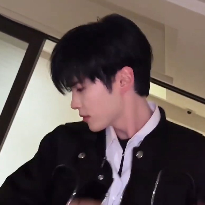 [잡담] 성한빈 업 올린거에 목 봤어? | 인스티즈