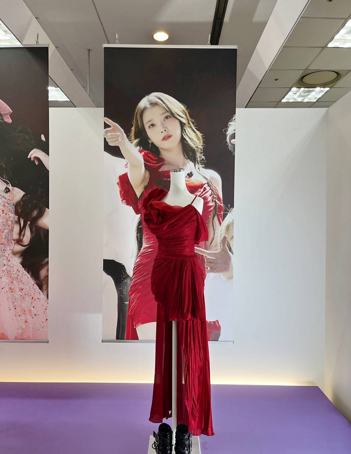 [잡담] 아이유 cgv 전시회 실제 콘서트 의상 보고 충격 먹고 옴 | 인스티즈