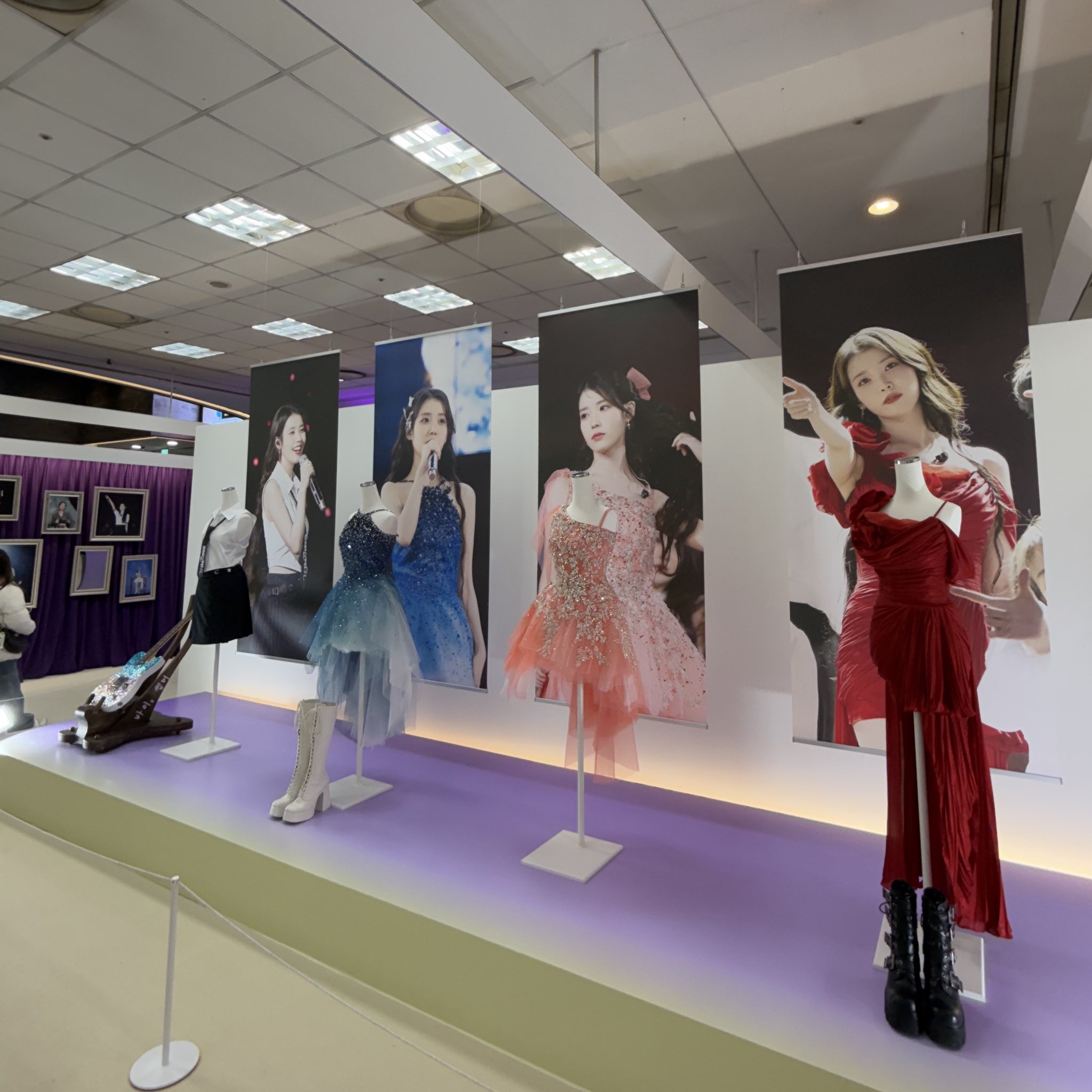 [잡담] 아이유 cgv 전시회 실제 콘서트 의상 보고 충격 먹고 옴 | 인스티즈