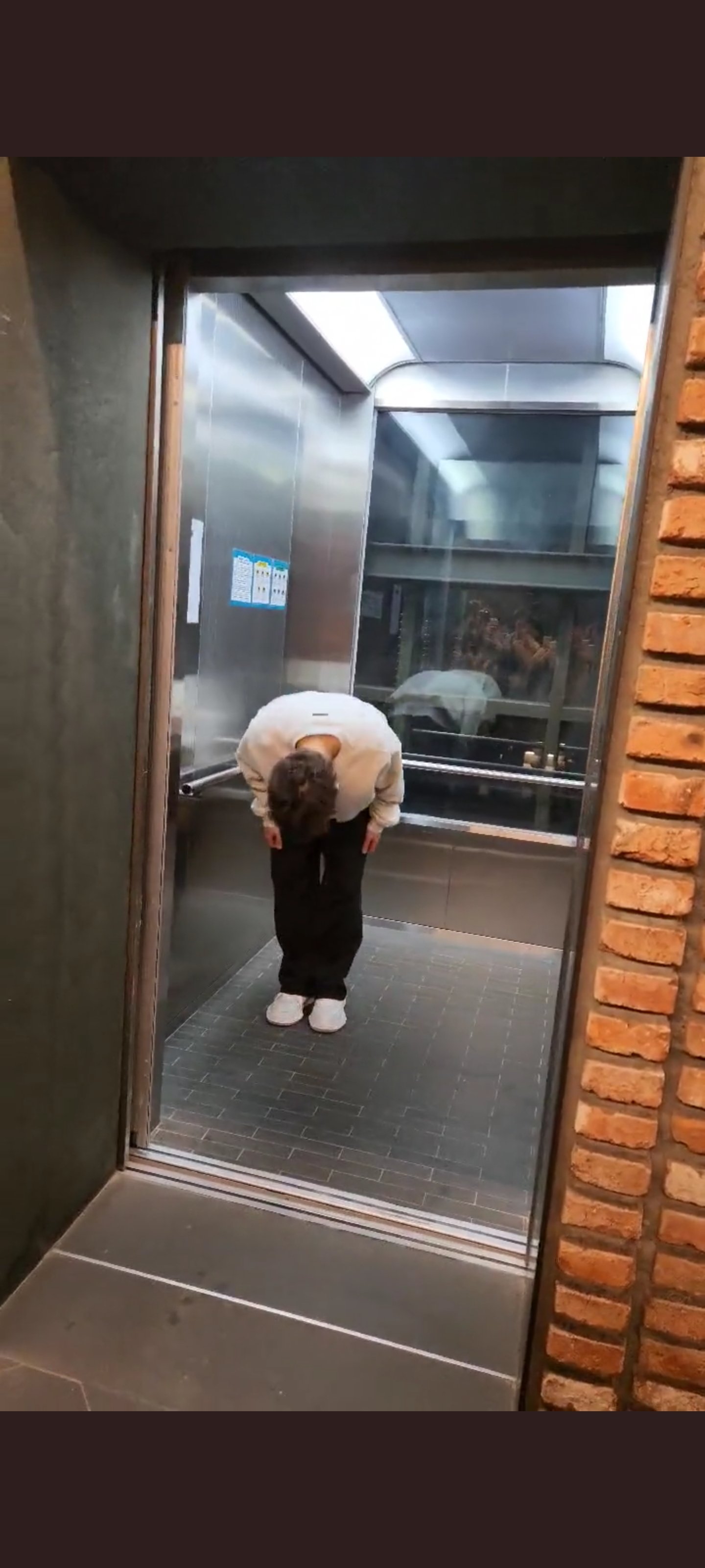 [잡담] 인사를 너무 많이 해서 경호원이 무서워한 아이돌 | 인스티즈