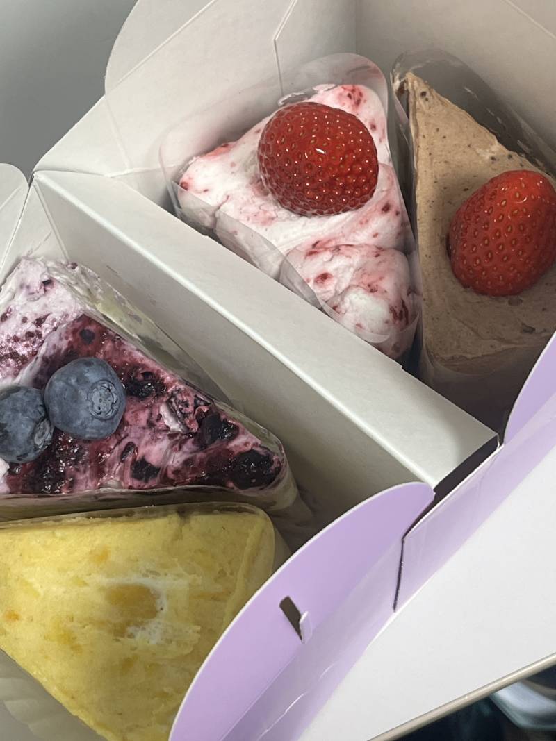 [잡담] 케이크 샀는데 사장님이 서비스로 한조각 더 주심😋 | 인스티즈