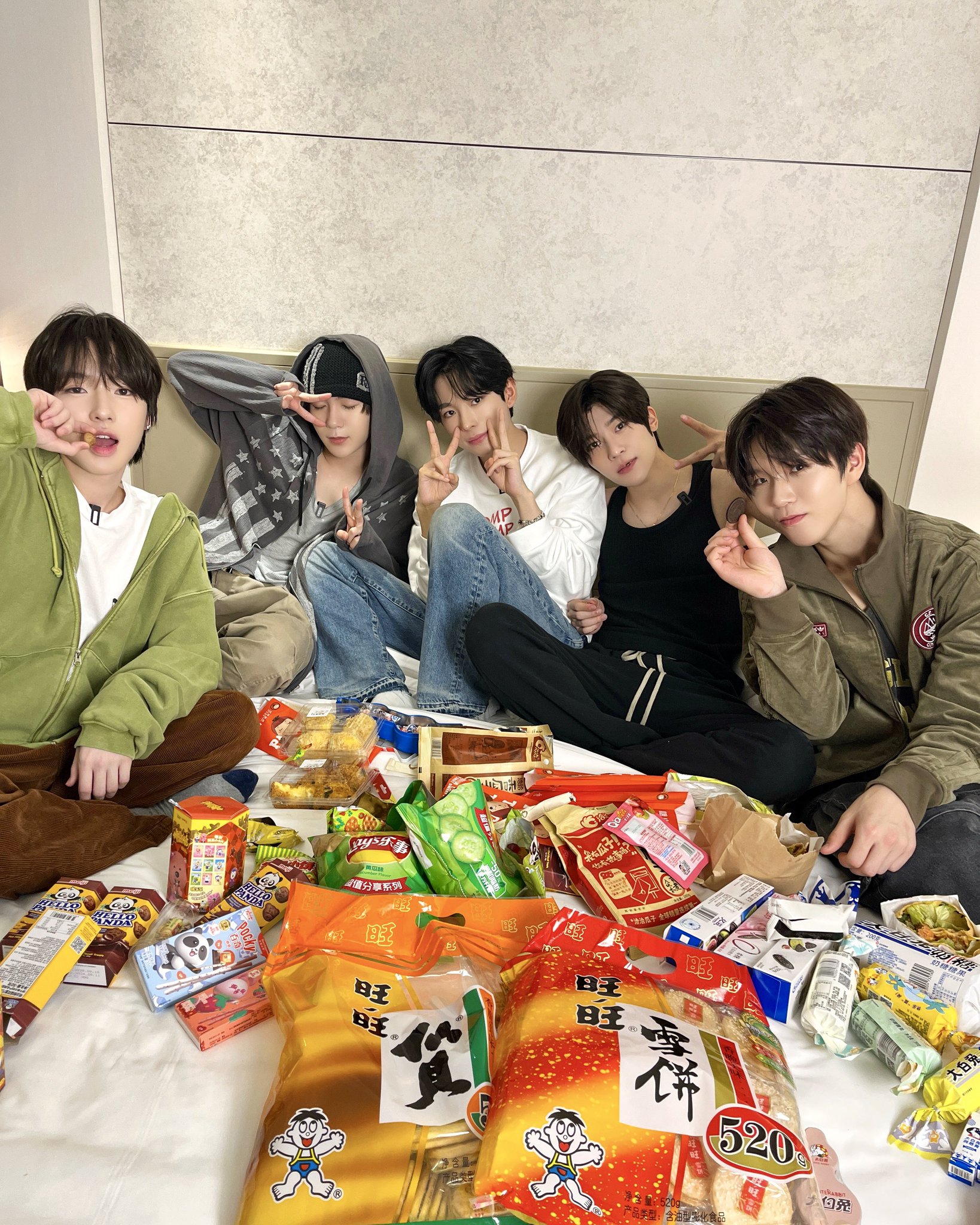 [잡담] 침대 하나에서 간식 펼쳐놓고 먹방하는 위시 이게 행복이야 | 인스티즈