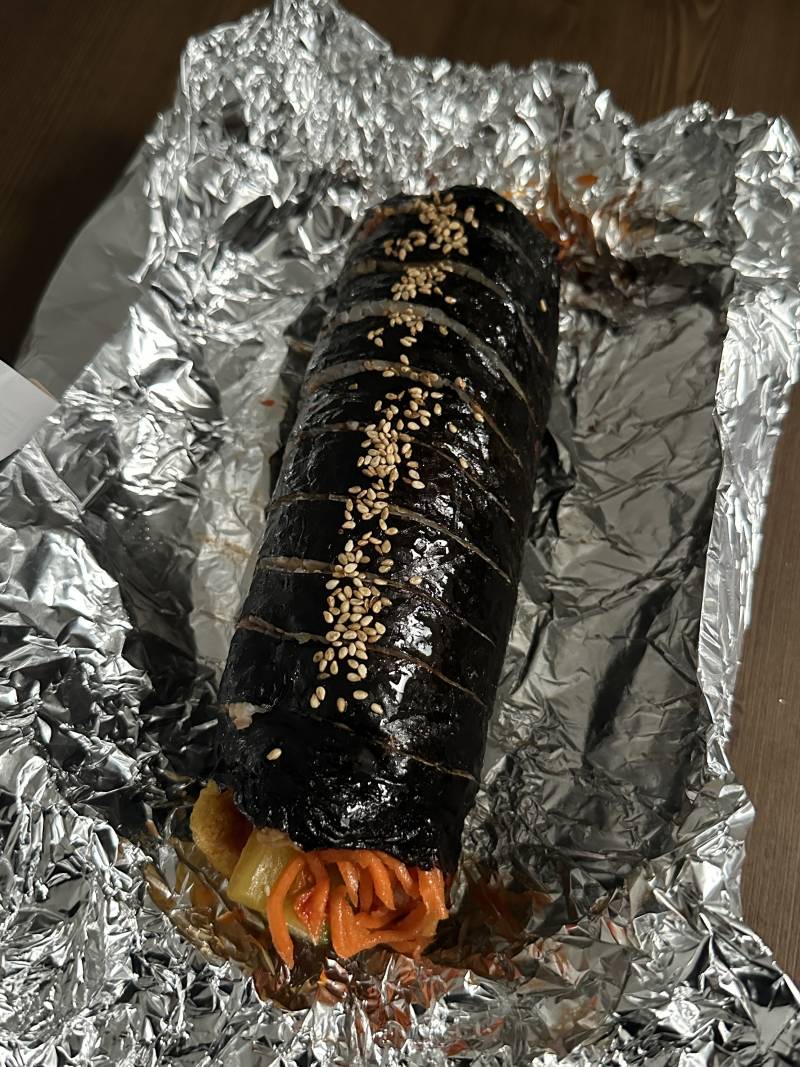 [잡담] 김밥 배달 시켞늨데 김밥이 팔뚝만함.. | 인스티즈