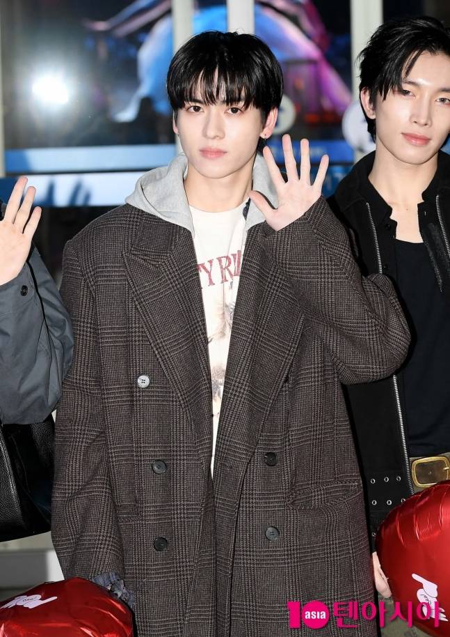 오늘자 태국으로 출국하는 파우(POW) 기사사진.jpg | 인스티즈