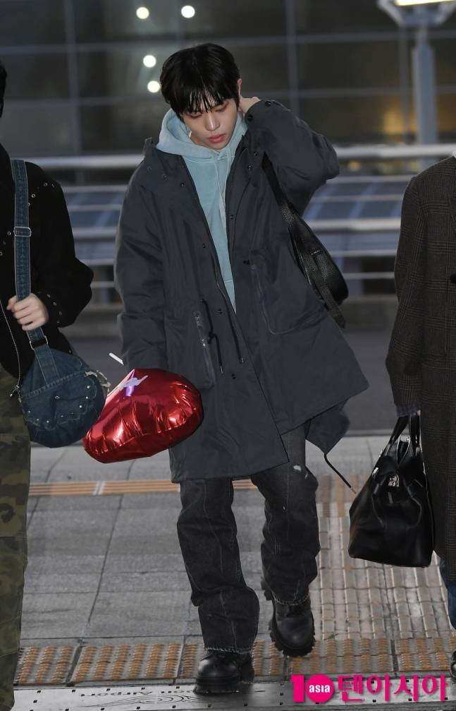 오늘자 태국으로 출국하는 파우(POW) 기사사진.jpg | 인스티즈