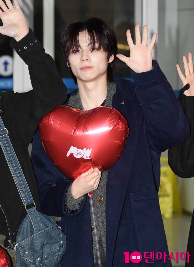 오늘자 태국으로 출국하는 파우(POW) 기사사진.jpg | 인스티즈