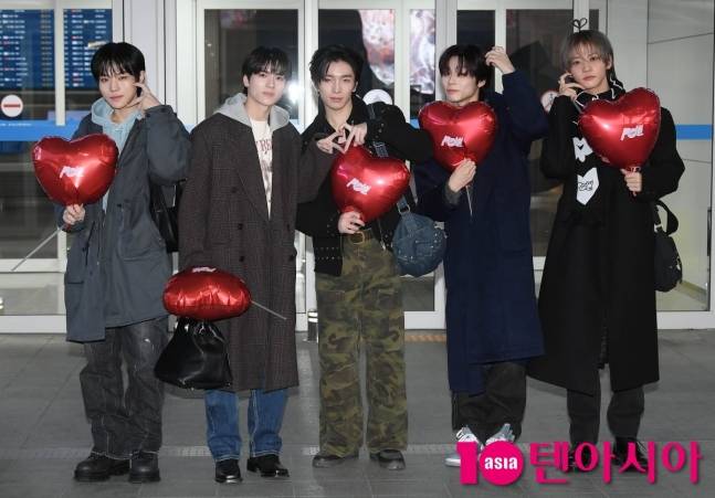 오늘자 태국으로 출국하는 파우(POW) 기사사진.jpg | 인스티즈