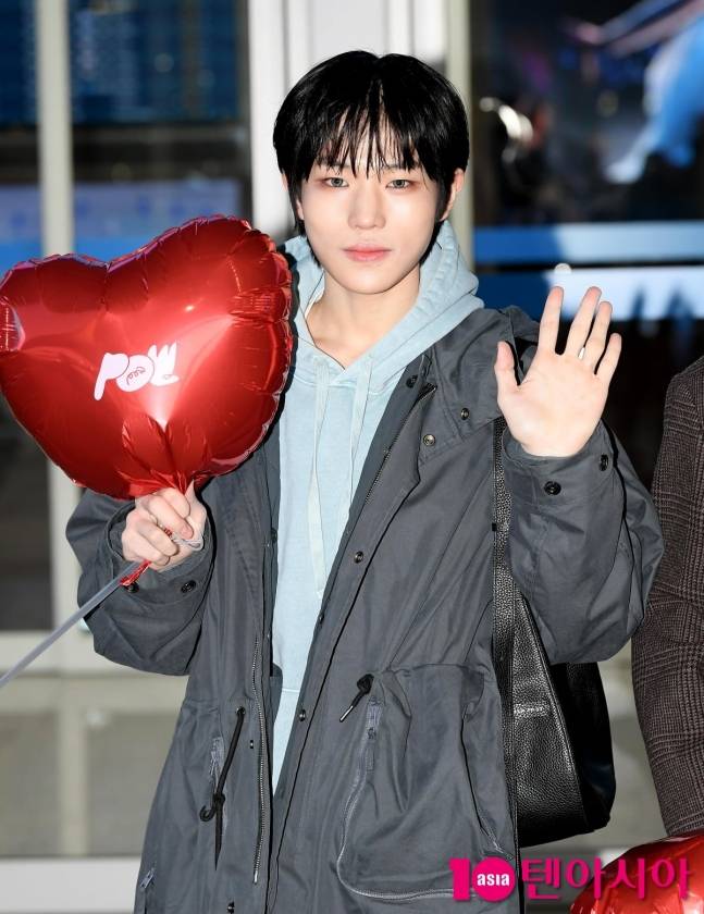 오늘자 태국으로 출국하는 파우(POW) 기사사진.jpg | 인스티즈