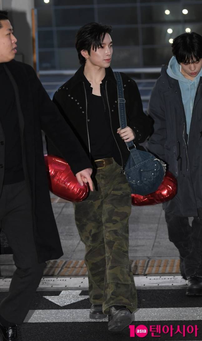 오늘자 태국으로 출국하는 파우(POW) 기사사진.jpg | 인스티즈