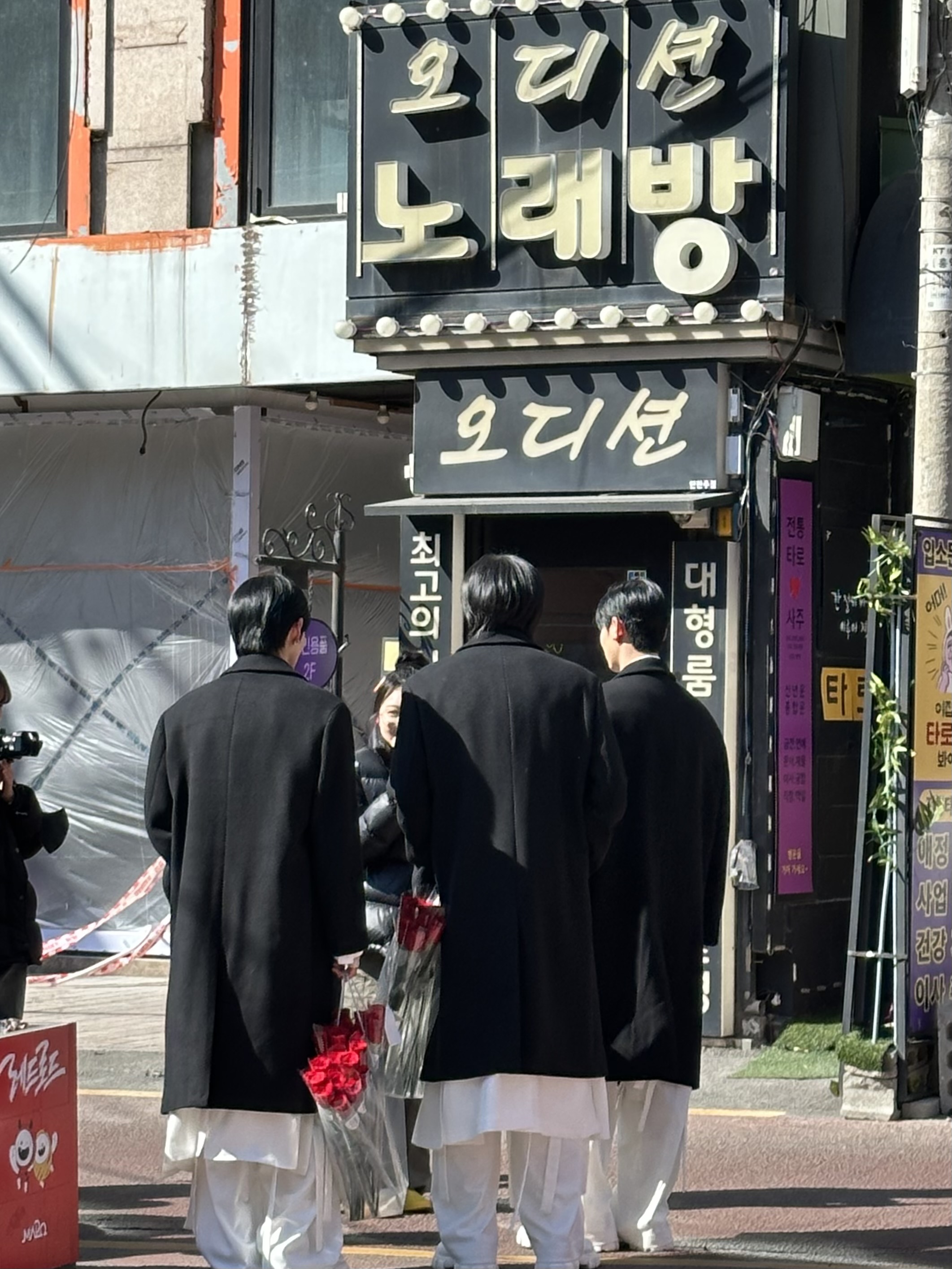 [잡담] 엥 홍대에서 아이돌이 장미 나눠줌 | 인스티즈