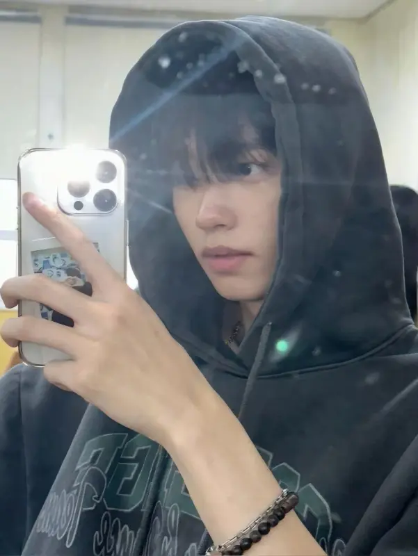 요즈음 내 머릿속에서 떠나지 않는 두 가지: 매끈매끈하다 매끈매끈한 매끈매끈하다 매끈매끈한 푱푱하다 푱푱한 푱푱하다 푱푱한 그리고...... 첫인사는 어떻게 해야 하지? | 인스티즈