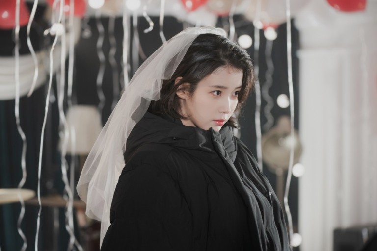 [잡담] 아이유 뷔 뮤비 새삼 쩔었구나.. | 인스티즈