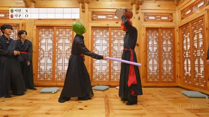 기괴한 생선탈쓰고 삑소리내는데 너무웃김.jpg | 인스티즈