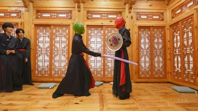 기괴한 생선탈쓰고 삑소리내는데 너무웃김.jpg | 인스티즈