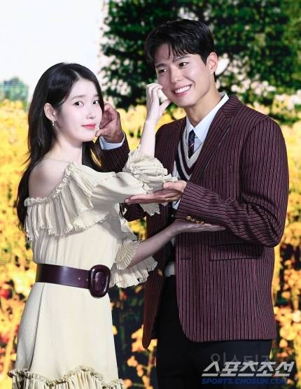 오늘자 케미 난리난 아이유x박보검 투샷 | 인스티즈