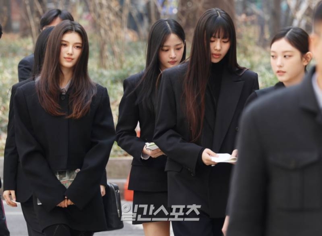 [정보/소식] [포토] 법원으로 들어서는 뉴진스 | 인스티즈