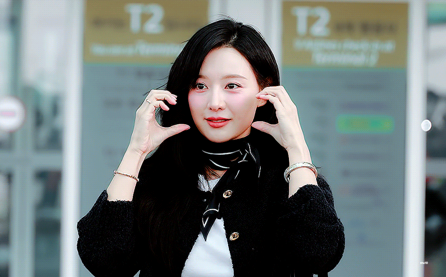 [잡담] 오늘 낮에 김지원 출국했는데 | 인스티즈