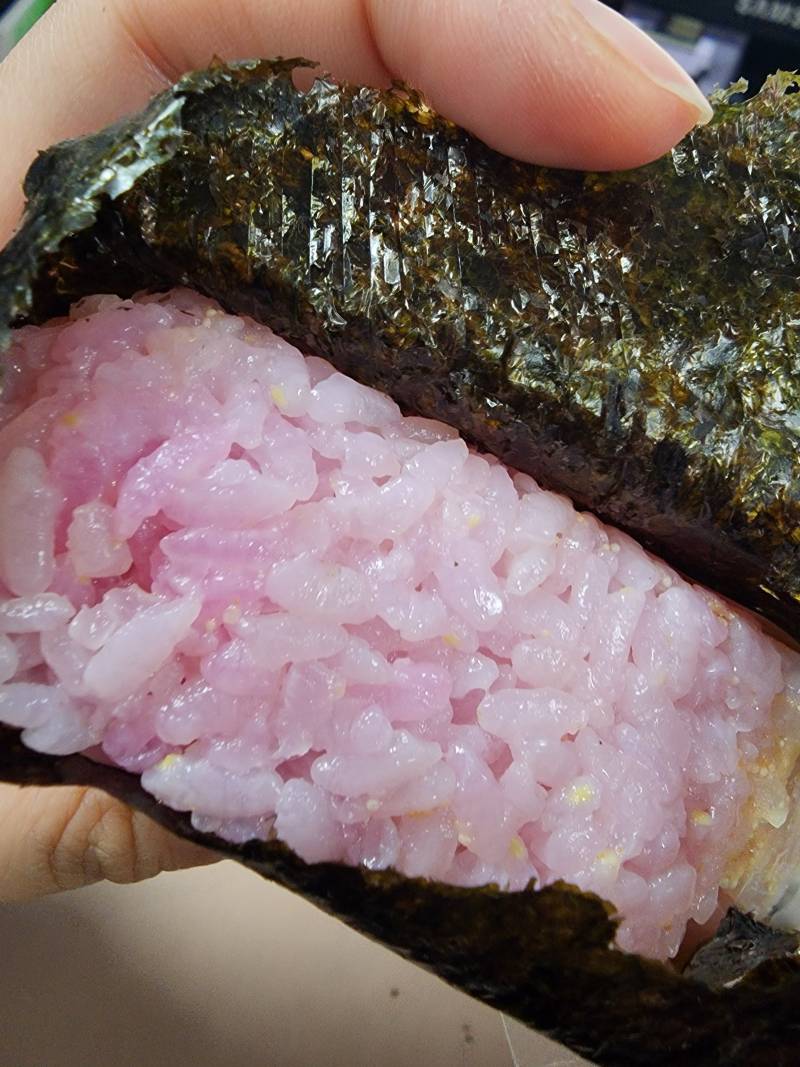 [잡담] 삼각김밥 샀는데 밥이 핑크색이야.... | 인스티즈