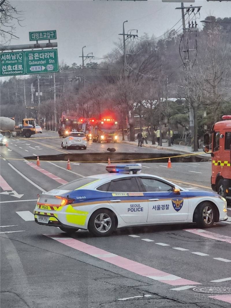 서울 강동구 명일동에 대형 싱크홀 발생. jpg | 인스티즈