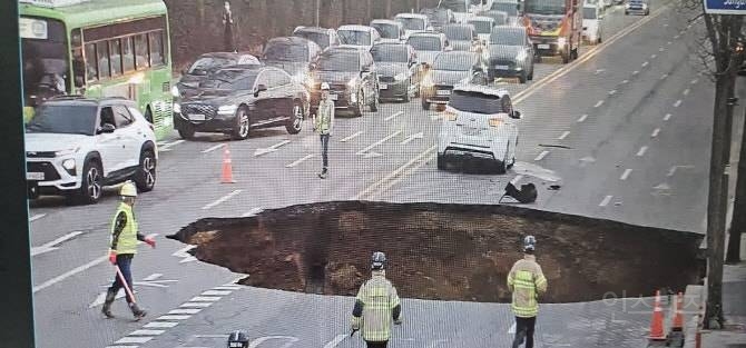 서울 강동구 명일동에 대형 싱크홀 발생. jpg | 인스티즈