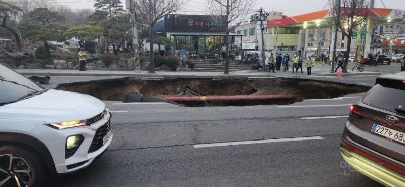서울 강동구 명일동에 대형 싱크홀 발생. jpg | 인스티즈