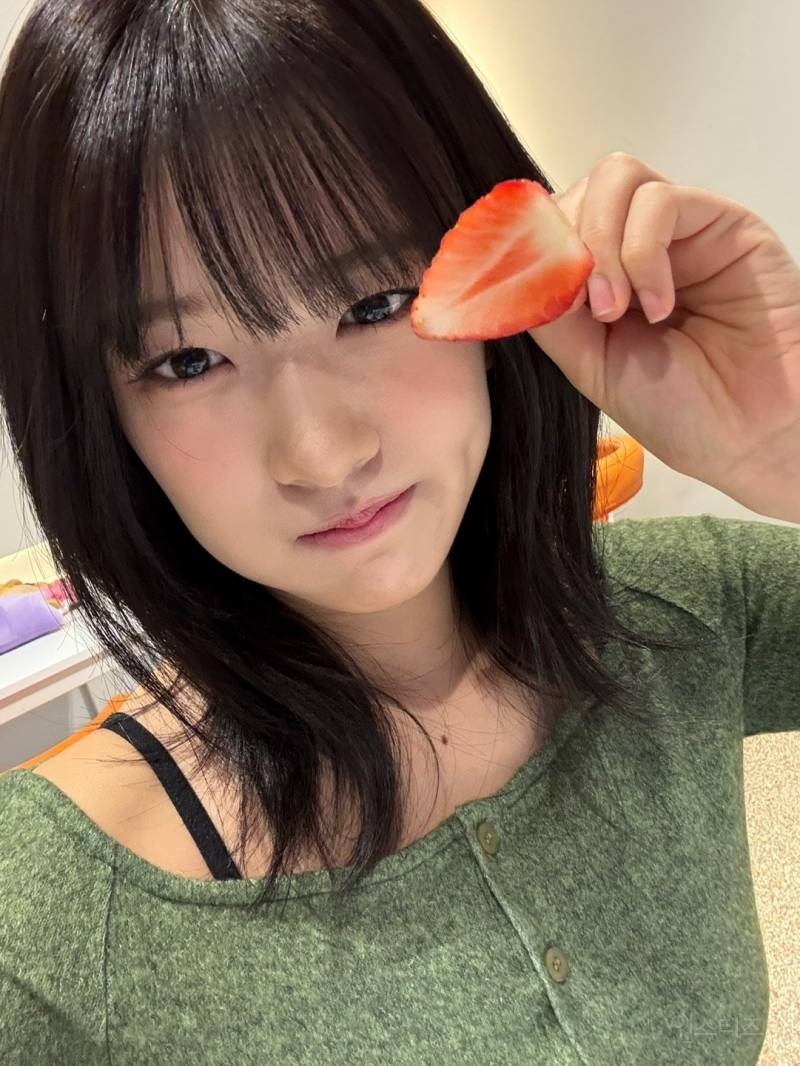 나 업어라고 말하는 코알라재질 안유진.jpg | 인스티즈