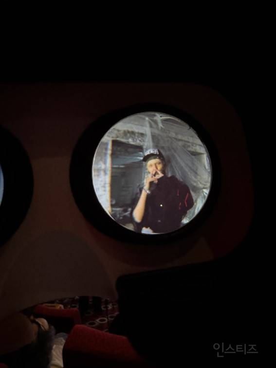 팬들 반응 좋은 데뷔날 영화관에서 시사회 열었다는 아이돌.JPG | 인스티즈