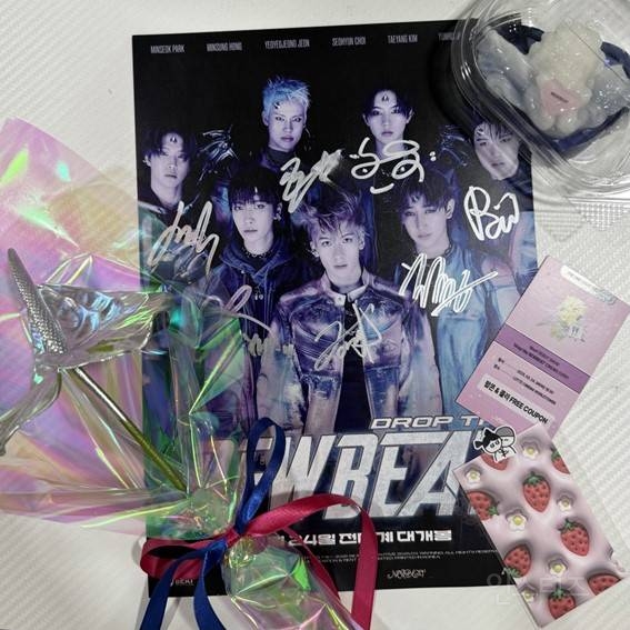 팬들 반응 좋은 데뷔날 영화관에서 시사회 열었다는 아이돌.JPG | 인스티즈