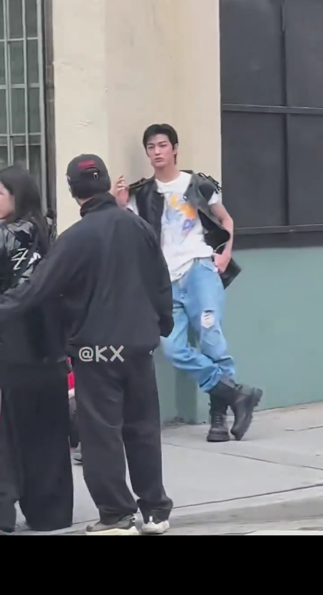 [잡담] 빅히트 신인 LA에서 자켓사진 찍고 있는거 뜸! | 인스티즈