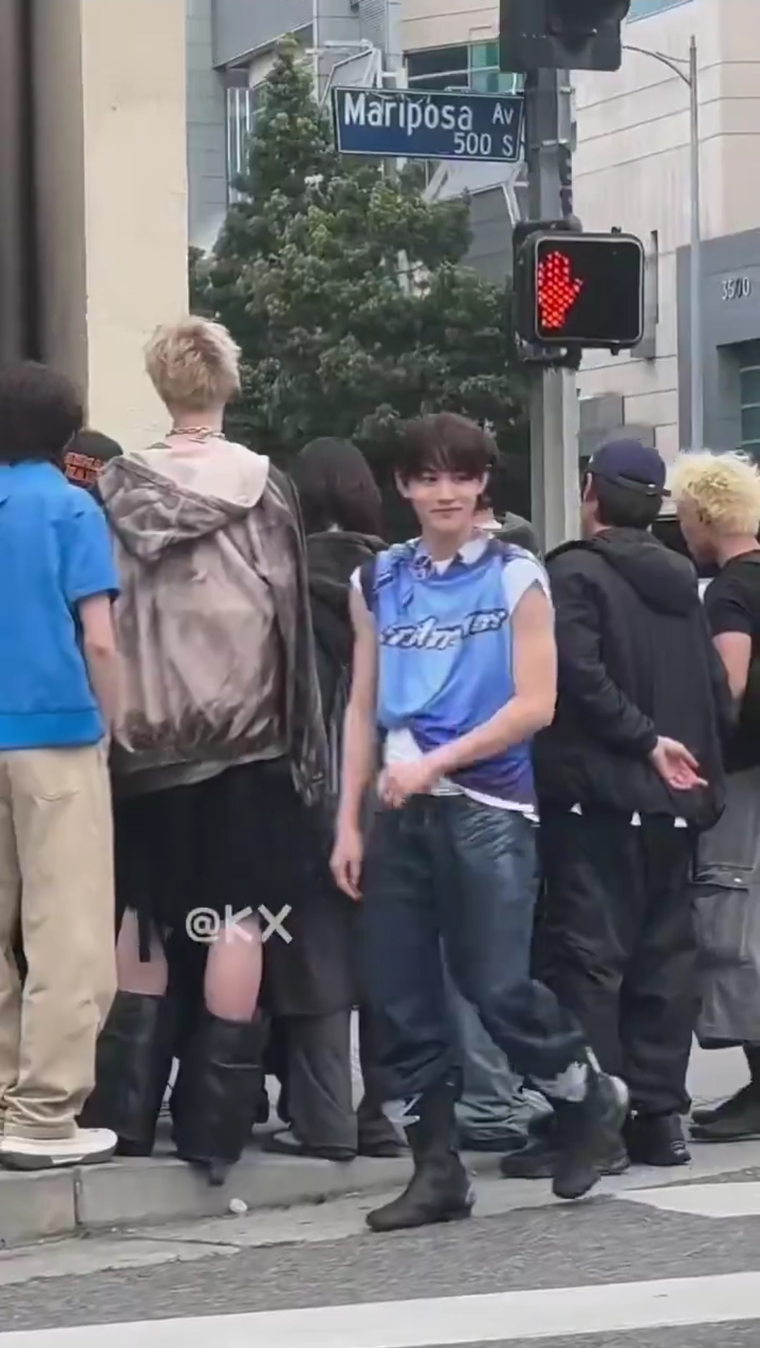 [잡담] 빅히트 신인 LA에서 자켓사진 찍고 있는거 뜸! | 인스티즈