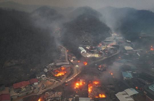[속보] 의성 신평서 산불 진화하던 헬기 추락 | 인스티즈