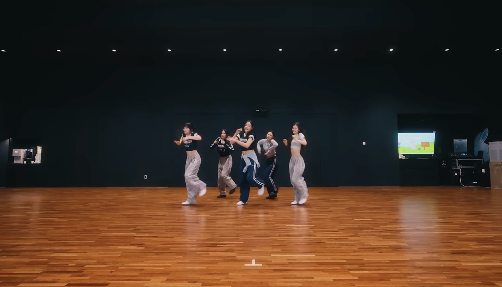 [마플] 헐 뉴진스 예전이랑 지금 연습실 차이래 | 인스티즈