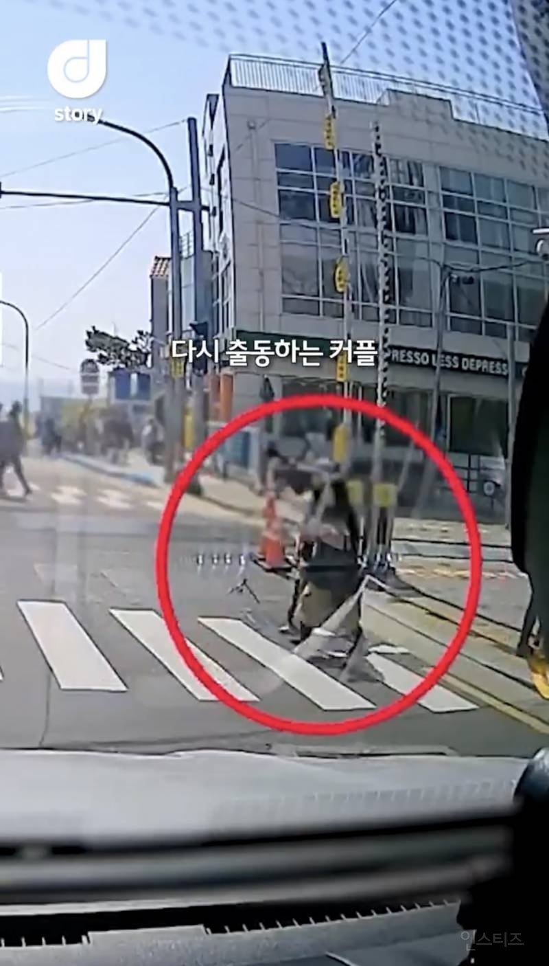 현재 논란중인 차량신호 무시하고 사진찍는 커플 ㄷㄷㄷㄷ | 인스티즈