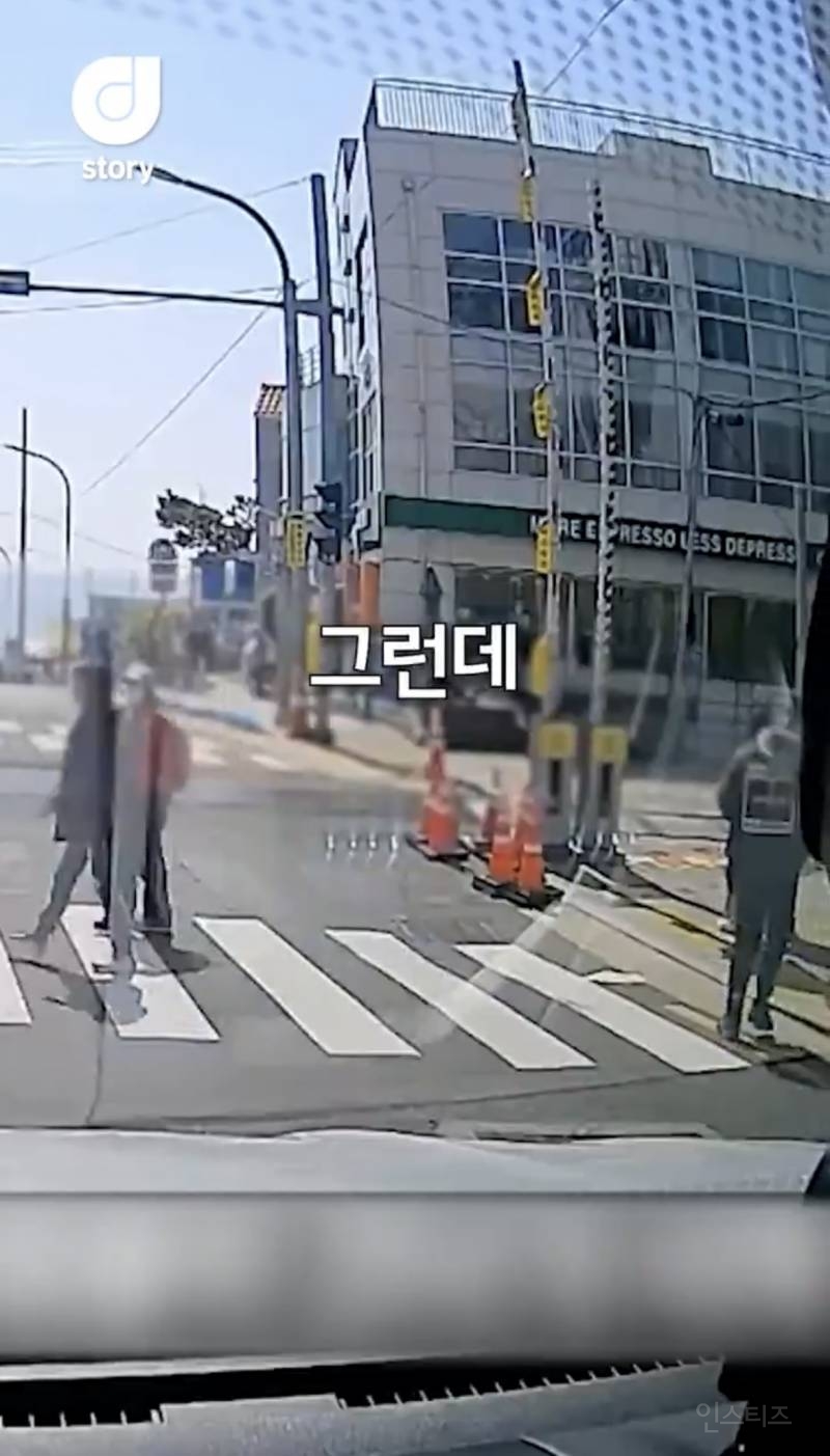 현재 논란중인 차량신호 무시하고 사진찍는 커플 ㄷㄷㄷㄷ | 인스티즈